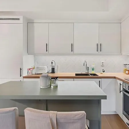 شقة Spacious With Sunny Balcony
