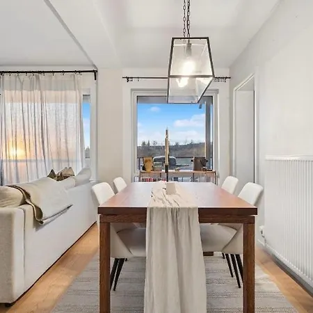 شقة Spacious With Sunny Balcony